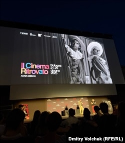 По вечерам фильмы фестиваля "Возвращенное кино" показывают на главной площади Болоньи в кинотеатре под открытым небом