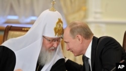 Раніше сьогодні патріарх РПЦ Кирило закликав до «різдвяного перемир’я». На фото - президент Росії Володимир Путін (праворуч) і патріарх Кирило (архівне фото) 
