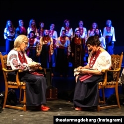 Учасниці колективу під час виступу