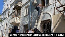 Порятунок цивільних жителів із заблокованого під'їзду