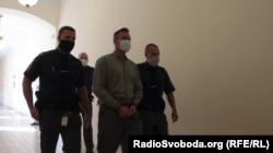 Охорона заводить Олексія Фадєєва до зали суду