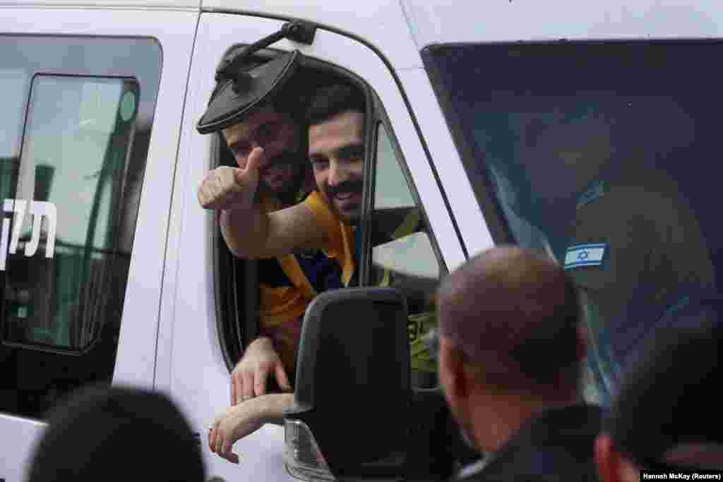 Сярод закладнікаў быў і брат Зіва Бэрмана, Галі. Спыненьне агню і абмен закладнікамі і палоннымі адбыліся пасьля двухгадовай вайны, якая перарасла ў рэгіянальны канфлікт, уцягнуўшы ў яго такія краіны, як Іран, Емэн і Лібан, адначасова паглыбляючы міжнародную ізаляцыю Ізраіля і зьмяняючы сытуацыю на Сярэднім Усходзе.