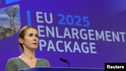Віцэ-прэзыдэнтка Эўрапейскай камісіі Кая Калас прэзэнтуе штогадовы пакет дакумэнтаў аб пашырэньні Эўрапейскага Зьвязу ў Брусэлі 4 лістапада 2025 году. Сёлетні даклад меў выразнае геапалітычнае адценьне