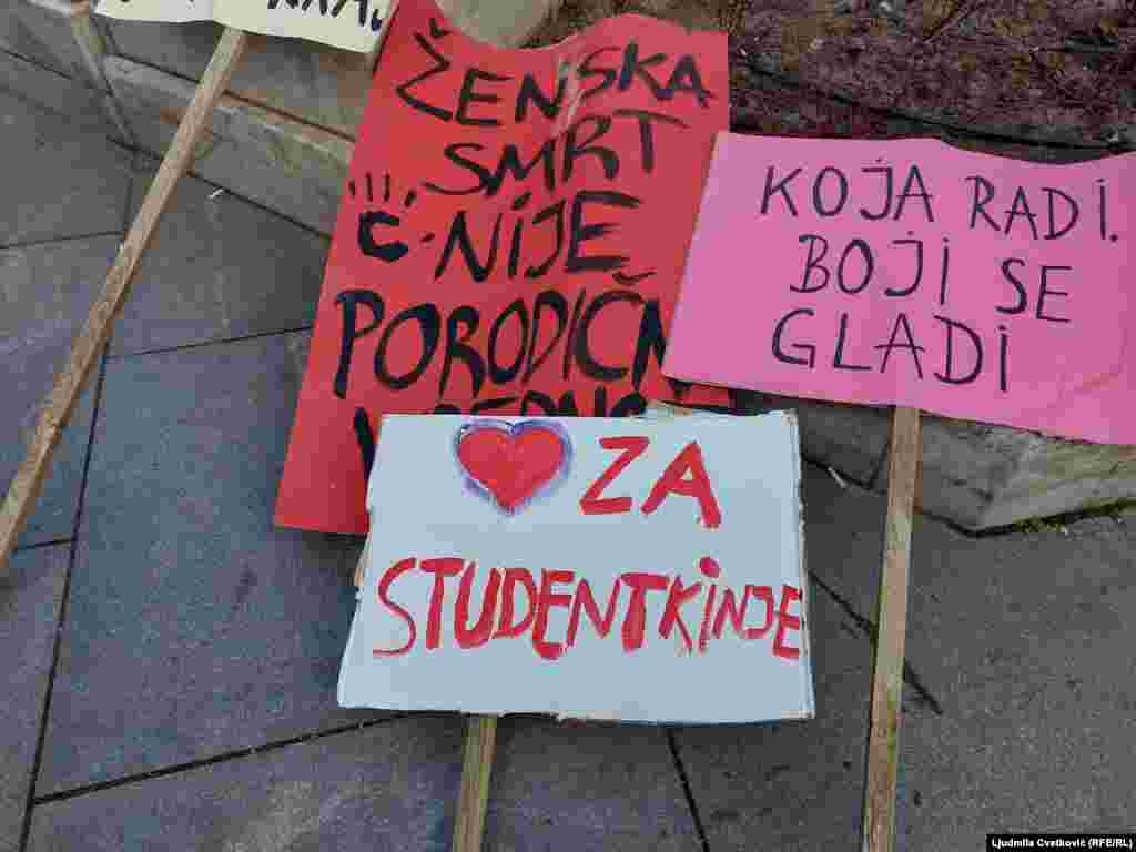 Na okupljanju je navedeno da žene "solidarno stoje zajedno sa studentinjima i studentima, a posebno sa onima koji se bore sa diskriminacijom i dolaze iz manjinskih grupa".