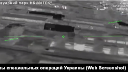 Скриншот с видео ССО Украины, на котором дрон атакует топливные объекты в Крыму