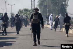 Бойцы правительственной армии, подконтрольной временному президенту Ахмеду аш-Шараа, на КПП, разделяющем вооруженные отряды друзов и бедуинов. Провинция Эс-Сувайда, 20 июля 2025 года