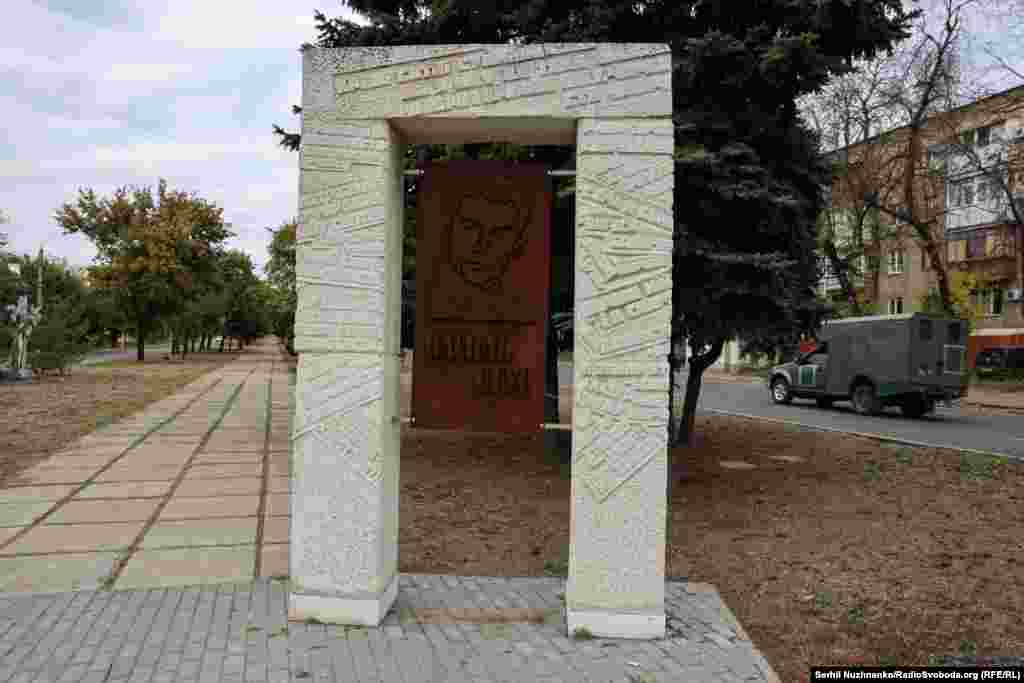 Памʼятник Василю Стусу, відкритий у 2021 році. Дитинство і юність поета минули на Донеччині