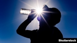 Илустративна фотографија - човек пие вода од шише. Во летниот период домакинствата во Македонија значително ја зголемуваат потрошувачка на вода, покажуваат официјалните податоци. 