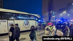 Аўтобус з былымі беларускімі палітвязьнямі ў Варшаве. 18 сьнежня 2025