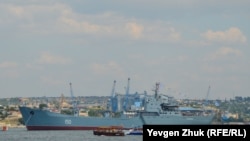 Великий десантний корабель «Саратів» Чорноморського флоту Росії у Севастопольській бухті, архівне фото
