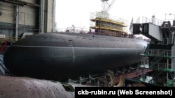 Будівництво підводного човна класу «Варшавянка» на заводі «Адміралтейські верфі» у Санкт-Петербурзі