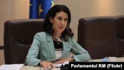 Deputata Olesea Stamate, la una din ședințele Comisiei Juridice. 