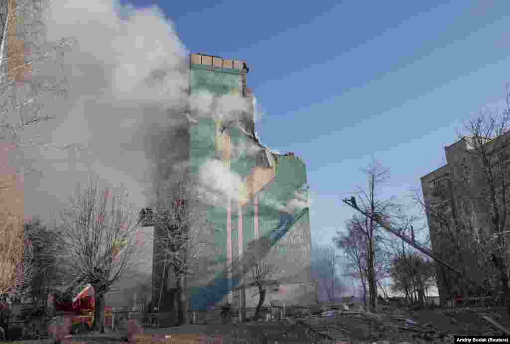 Зруйнована внаслідок російської атаки багатоповерхівка у Тернополі.Попередньо, в житловий будинок влучила ракета Х-101, повідомив в етері «Київ 24» начальник управління комунікацій Повітряних сил ЗСУ Юрій Ігнат