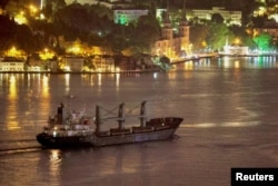 Грузовое судно Aroyat с украинским зерном проходит пролив Босфор вблизи Стамбула, Турция (илюстрационное фото)