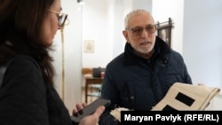 Отець Севастіян Дмитрух показує омофор