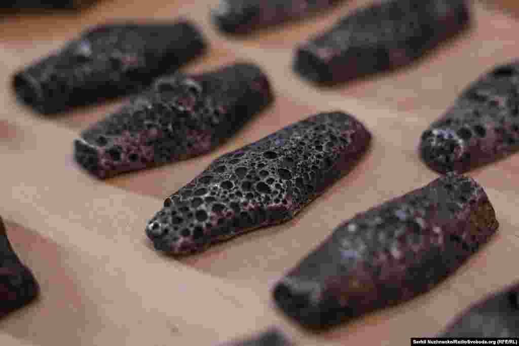 «Гривня киевского типа. Самые старые – это так называемые шестиугольные гривны. Считалось, что это чистое серебро весом около 160 граммов – половина византийского литра. Была такая весовая система – византийская литра, и половина этого литра, которая составляла 160 граммов, и является именно киевской гривной», – рассказывает Зинаида Зразюк