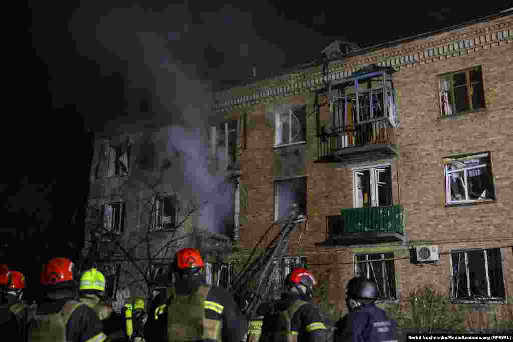 Працівники ДСНС працюють на місці російського удару в Святошинському районі Києва, 29 листопада 2025 року