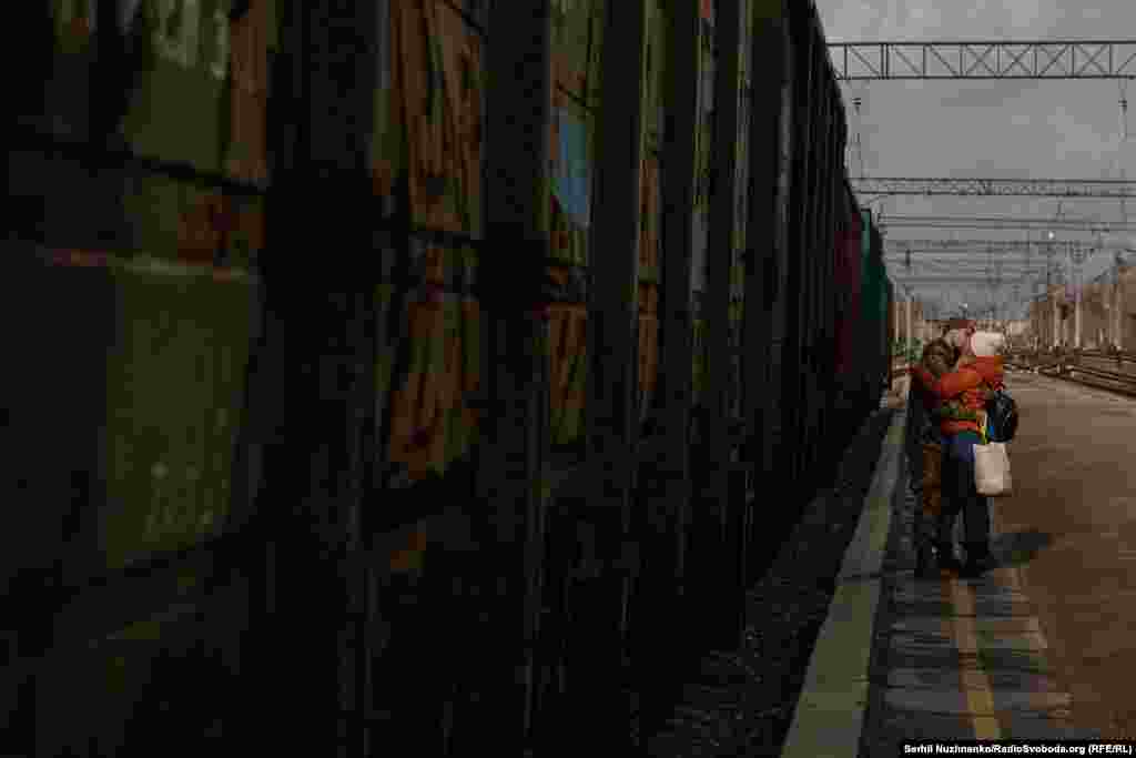 Уперше рух до Краматорська зупиняли у 2014 році. А 8 квітня 2022 року російські військові вдарили по вокзалу міста ракетою «Точка-У», тоді загинула 61 людина. Попри все, через пів року станцію відновили й поїзди знову повезли пасажирів на схід