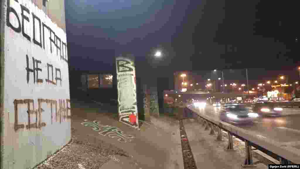 "Beograd ne da svetinje": Trobojka i krstaš kraj autoputa