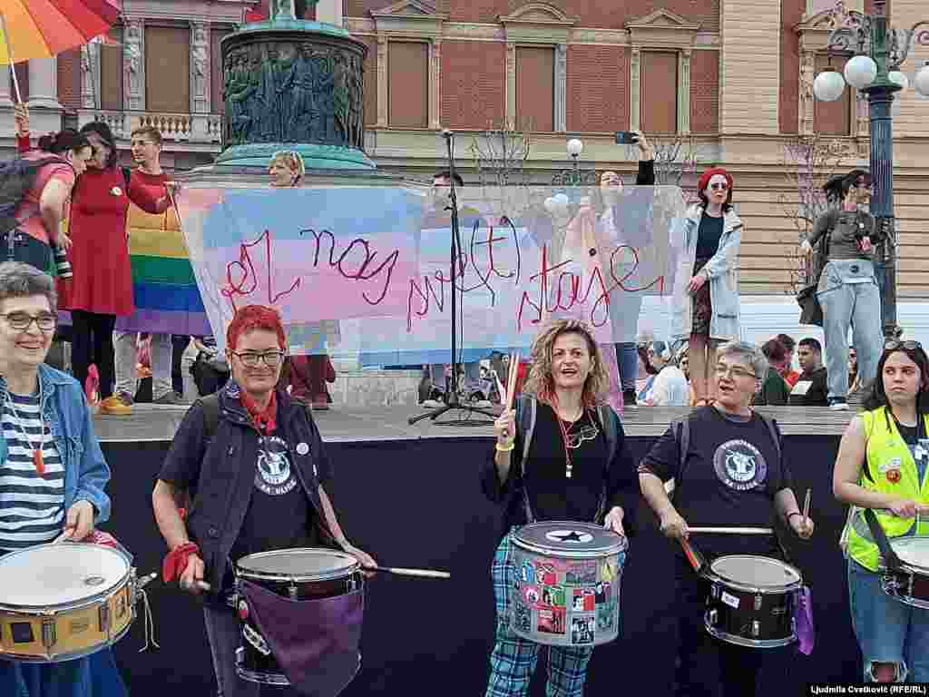 Bubnjarke na Osmomartovskom maršu na koji je pozvao samoorganizovani kolektiv "Osmi mart, svaki dan".