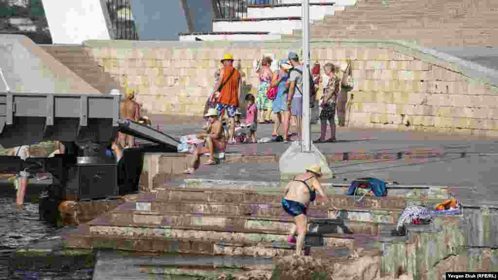 У Пам'ятника затопленим кораблям традиційно купаються севастопольські пенсіонери, які живуть у центрі міста