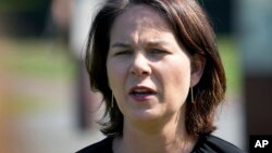 «Ми вдвох незабаром знову відвідаємо Україну, поїдемо до лінії контакту на Донбасі», – заявила голова МЗС Німеччини