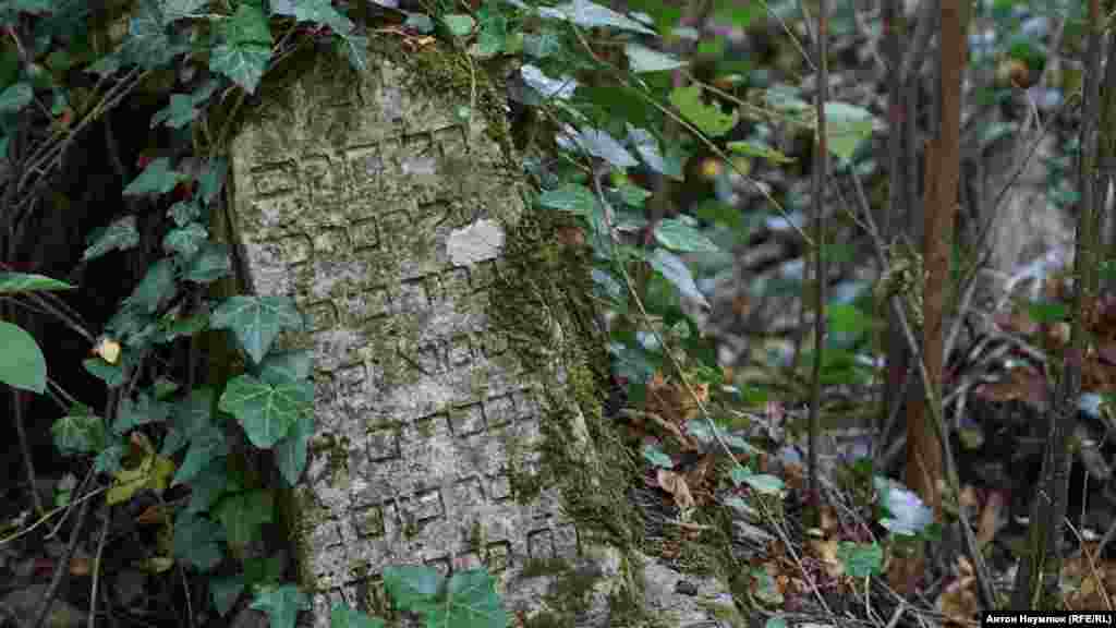 В 1204 хрестоносці, які пливли в Єгипет боротися з мусульманами, захопили християнський Константинополь і влаштували там різанину.&nbsp; Колонії Візантії відчули самостійність, і в Криму з об'єднання готської держави і візантійських земель з'явилося православне князівство Феодоро зі столицею Дорос (нинішній Мангуп)