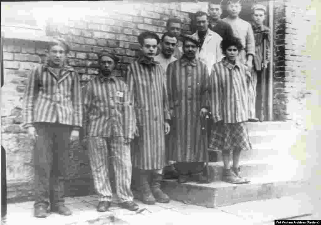 Godine 1945. u tadašnjem njemačkom žurnalu, koji je počinjao uz pompezne zvuke fanfara, čule su se riječi spikera: "Ovdje na cijelom istočnom frontu između Baltičkog mora i Karpata u jutarnjim satima 13. januara Sovjeti počinju najveću ofanzivu do sada. Front je širok hiljadu kilometara". na fotografiji: zatvorenici nakon oslobađanja Auschwitza 1945. godine.