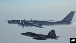 Ruski Tu-142 pomorski izviđački avion (gore desno) presretnut je blizu obale Aljaske. (arhivska fotografija)