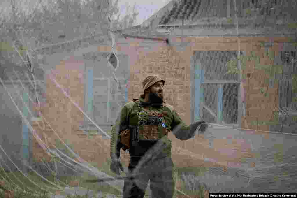 Бійці 24-ї ОМБр імені Короля Данила встановлюють антидронові сітки в Костянтинівці.Фото пресслужби 24 ОМБр