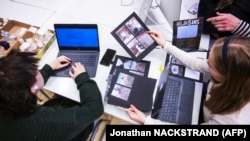 Ученики посещают школьный урок по медиаграмотности в Хельсинки, Финляндия, 19 ноября 2024 года