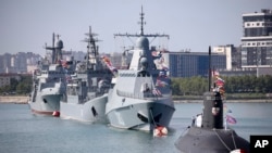 Кораблі ЧФ Росії під час святкування Дня Військово-морського флоту РФ у Новоросійську, 31 липня 2022 року. (Фото AP)