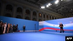 Vladimir Putin, președintele și candidatul, vorbind presei la sediul său de campanie, la Moscova, pe 18 martie 2024, când și-a revendicat victoria la alegeri despre care lideri occidentali au spus că nu sunt nici libere, nici corecte.