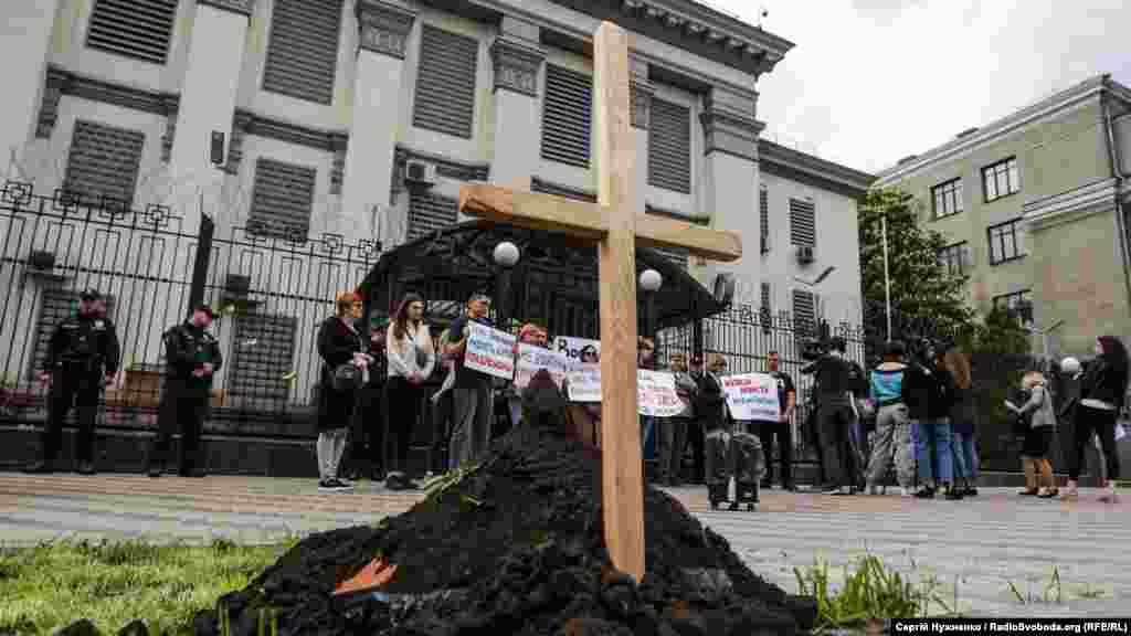 Символічна &laquo;могила&raquo; біля посольства РФ у Києві