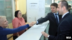 Архивска фотографија: Министерот за информатичко општество и администрација Иво Ивановски во посета на административци.