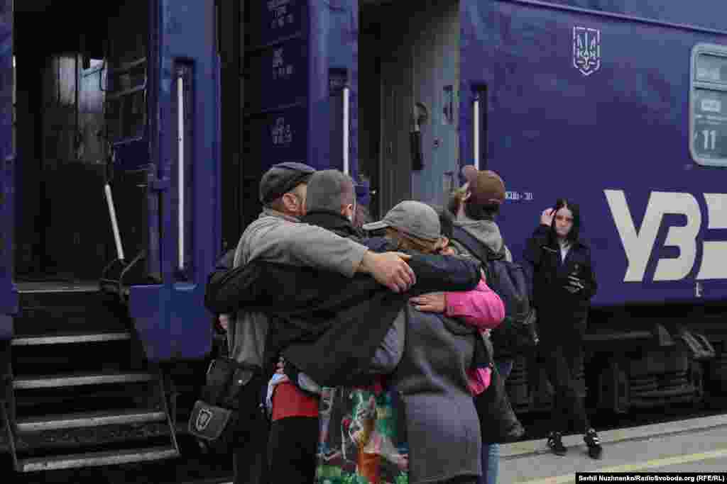 Родина прощається на залізничному вокзалі в Краматорську перед евакуацією 