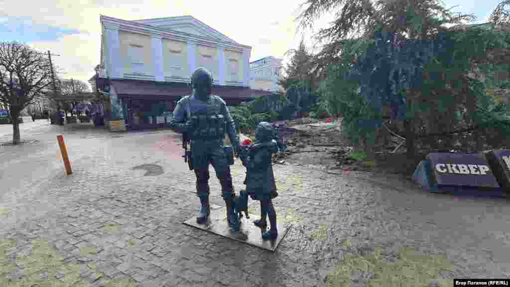 Памятник «вежливому человеку» (российскому захватчику – участнику оккупации Крыма в 2014 году) в Симферополе