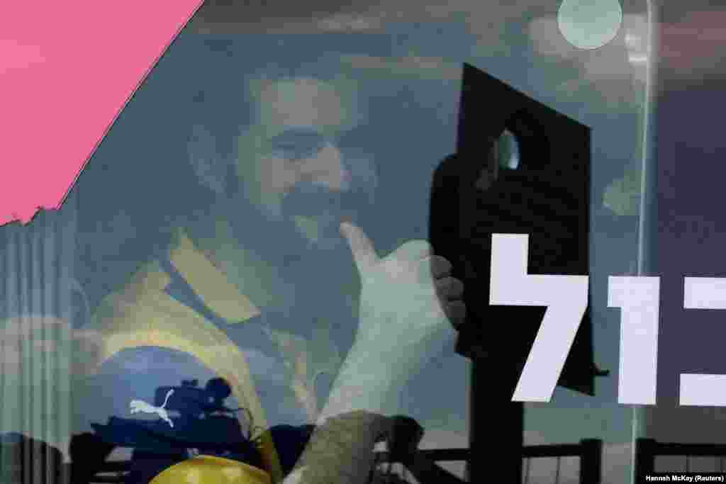 Зіў Бэрман, вызвалены закладнік, якога ўтрымлівалі ў Газе ад часу нападу ХАМАС на Ізраіль 7 кастрычніка 2023 году, сядзіць у машыне ў мэдычным цэнтры «Шыба» ў Рамат-Гане, Ізраіль.