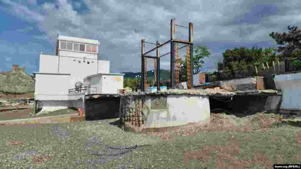 Развалины бывшего кафе грузинской кухни «украшают» центральный пляж Судака