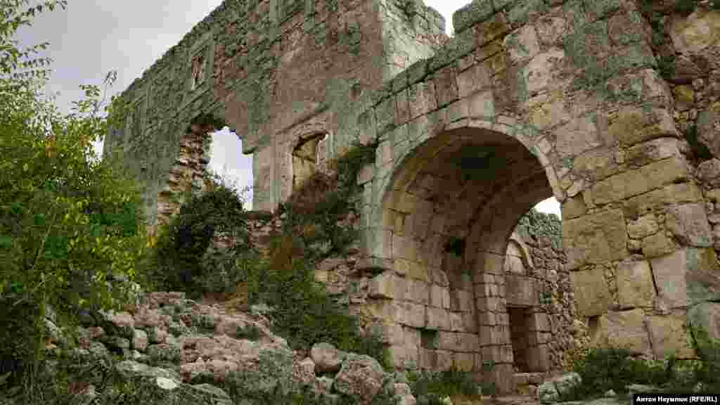 Наверху триповерхової фортеці були житлові приміщення правителя Мангупа, а внизу був арсенал, який використовували і як в'язницю