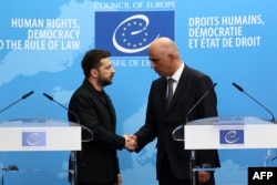 Президент України Володимир Зеленський та генеральний секретар Європейської ради Ален Берсе після підписання угоди про створення спеціального трибуналу для суду над високопосадовцями, відповідальними за вторгнення Росії в Україну, у Раді Європи, Страсбург, 25 червня 2025 року