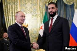 Президент России Владимир Путин пожимает руку президенту Сирии Ахмеду аш-Шараа во время встречи в Кремле. Москва, 15 октября 2025 года