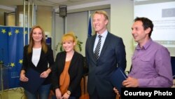 Евроамбасадорот Аиво Орав и наградените новинари, Сашка Цветковска, Љубиша Арсиќ и Билјана Николовска.