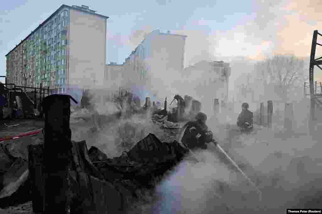 Російські військові регулярно з різних видів озброєння – ударними БпЛА, ракетами, КАБами, РСЗВ – атакують українські регіони. За останніми даними ООН, в Україні у 2025 році кількість загиблих цивільних осіб від далекобійної зброї зросла на 26%, а кількість поранених – на 75%. Керівництво РФ заперечує, що російська армія під час масштабної війни завдає цілеспрямованих ударів по цивільній інфраструктурі міст і сіл України, убиваючи цивільне населення і руйнуючи лікарні, школи, дитячі садочки, об’єкти енергетики та водозабезпечення. Влада України і міжнародні організації кваліфікують ці удари як воєнні злочини РФ і наголошують, що вони мають цілеспрямований характер.