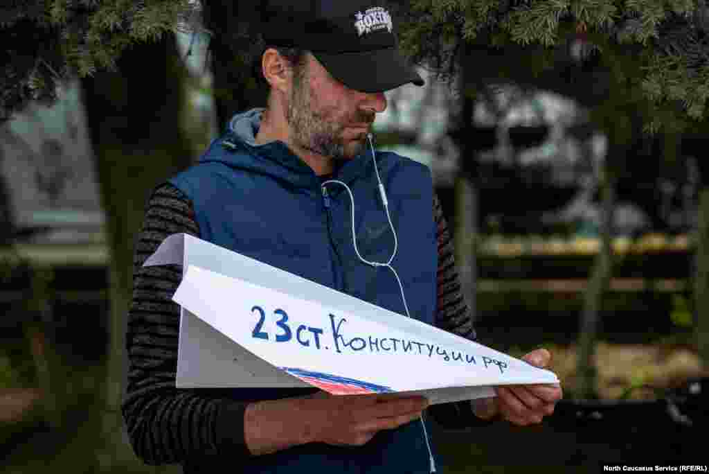 По их мнению, запрет мессенджера Телеграм за отказ предоставить ключи шифрования противоречит 23 статье Конституции РФ, в которой сказано: "Каждый имеет право на тайну переписки, телефонных переговоров, почтовых, телеграфных и иных сообщений".