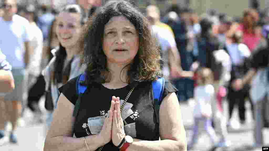 Žena u molitvi na Trgu Svetog Petra.