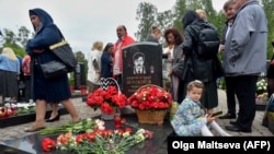 Родственники погибших моряков на траурной церемонии пять лет назад, в августе 2020 года