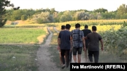 Бегалци и мигранти во селото Мајдан во северна Србија, во близина на границата со Романија. 11 август 2021 година, Мајдан.