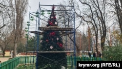 Прикрашання ялинки в Гагарінському парку Сімферополя, 1 грудня 2025 року