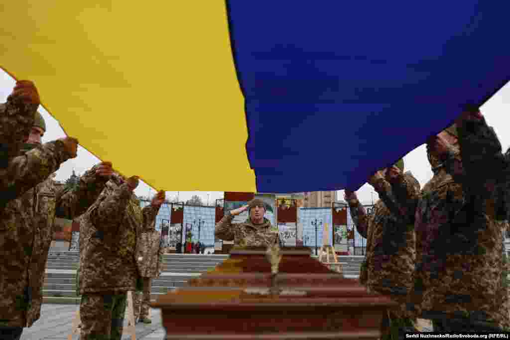 Церемонія покладання прапора України на труну загиблого на війні українського військовослужбовця Костянтина Гузенка, Київ, 7 листопада 2025 року